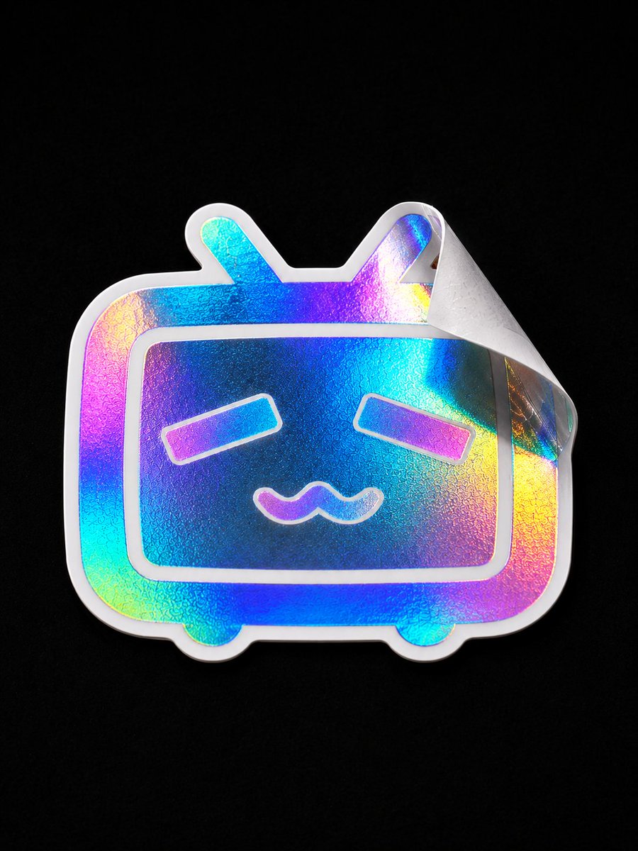仅使用 {{COMPANY_NAME}} 和/或上传的 {{LOGO_IMAGE}} 创建一个超写实的全息乙烯基贴纸。以下所有样式、材质、光照、相机和构图细节在每次生成时应保持固…
