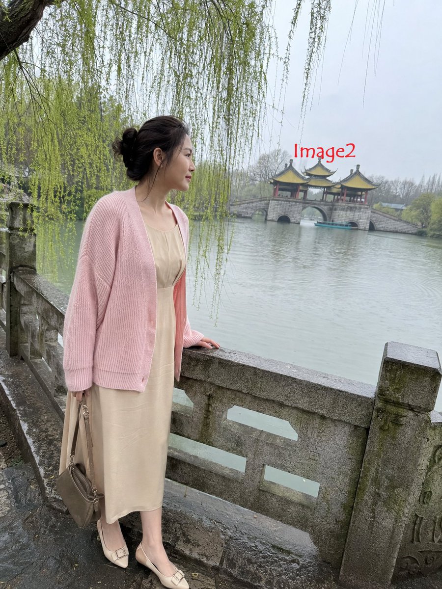 3:4，iPhone 17 后置摄像头，35mm 镜头，随意抓拍的真实生活照片。 主体：30 多岁中国成年女性，穿着松散披搭的浅粉色针织开衫（未扣扣子），内搭米色中长裙，领口与肩…