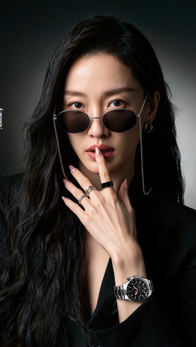 [Kling 01 提示词] ar 9:16 2K 一张高度精细的电影级影棚人像,拍摄一位美丽的年轻东亚女性,名叫 Ashley,二十五六岁,留着长直略带波浪的黑色头发,头发垂落…