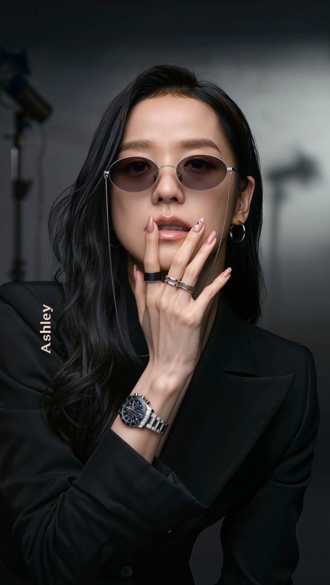 [Kling 01 提示词] ar 9:16 2K 一张高度精细的电影级影棚人像,拍摄一位美丽的年轻东亚女性,名叫 Ashley,二十五六岁,留着长直略带波浪的黑色头发,头发垂落…