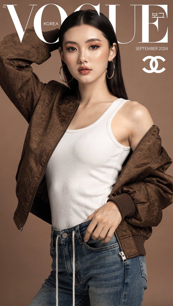 [FLUX.2 Pro Prompt] ar 9:16 2K 高端时尚杂志封面,Vogue Korea 风格,纯色暖调灰褐棕色背景。主体人物为一位年轻的东亚女性(NewJeans…