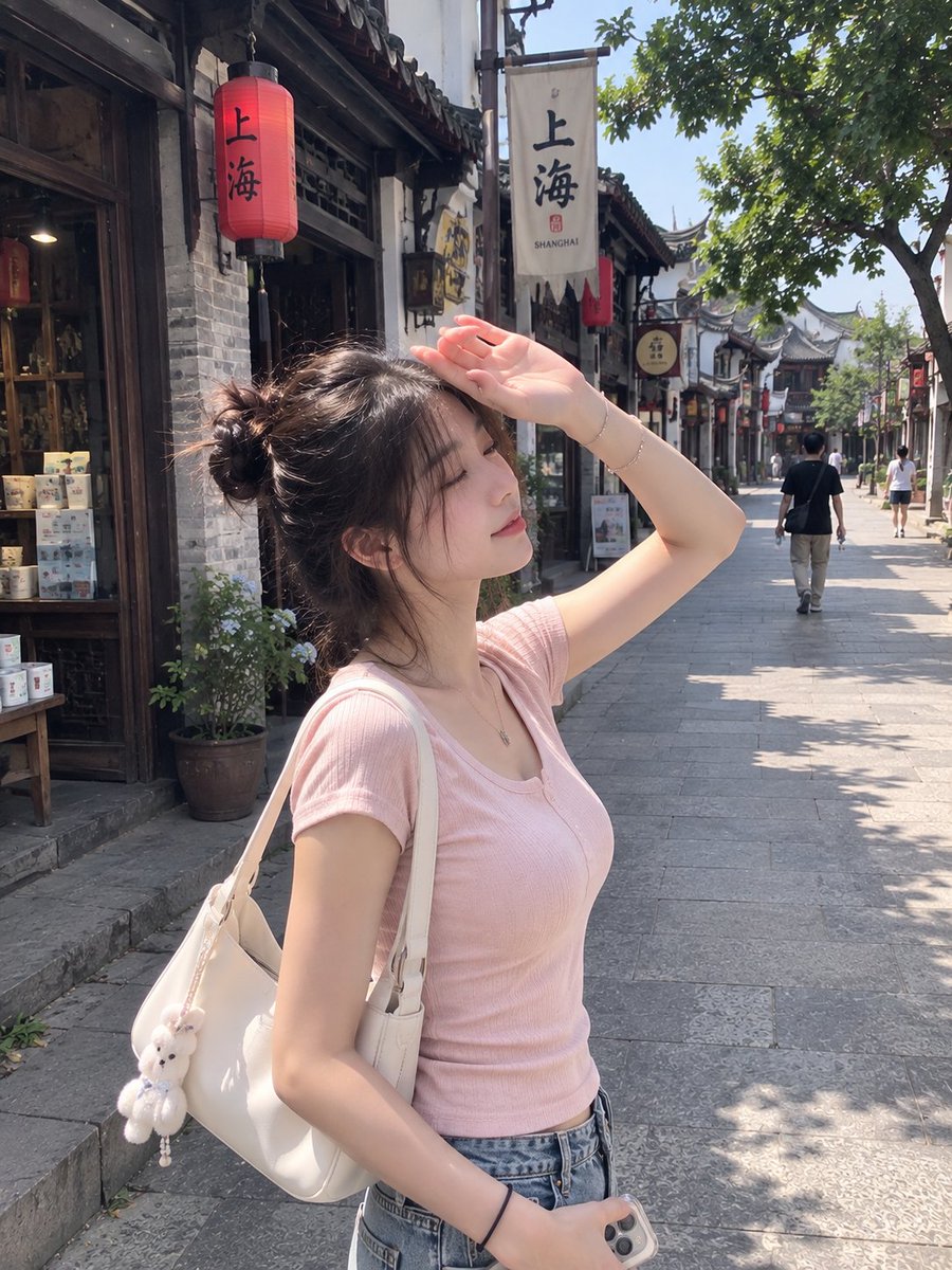 一张完全自然、逼真的智能手机快照:一位年轻东亚女性在白天走过一条繁忙的中国传统购物街。镜头从她身后略偏的位置捕捉到她,她自然地回头越过肩膀望向手机镜头,就像朋友在走路时随手拍下的…