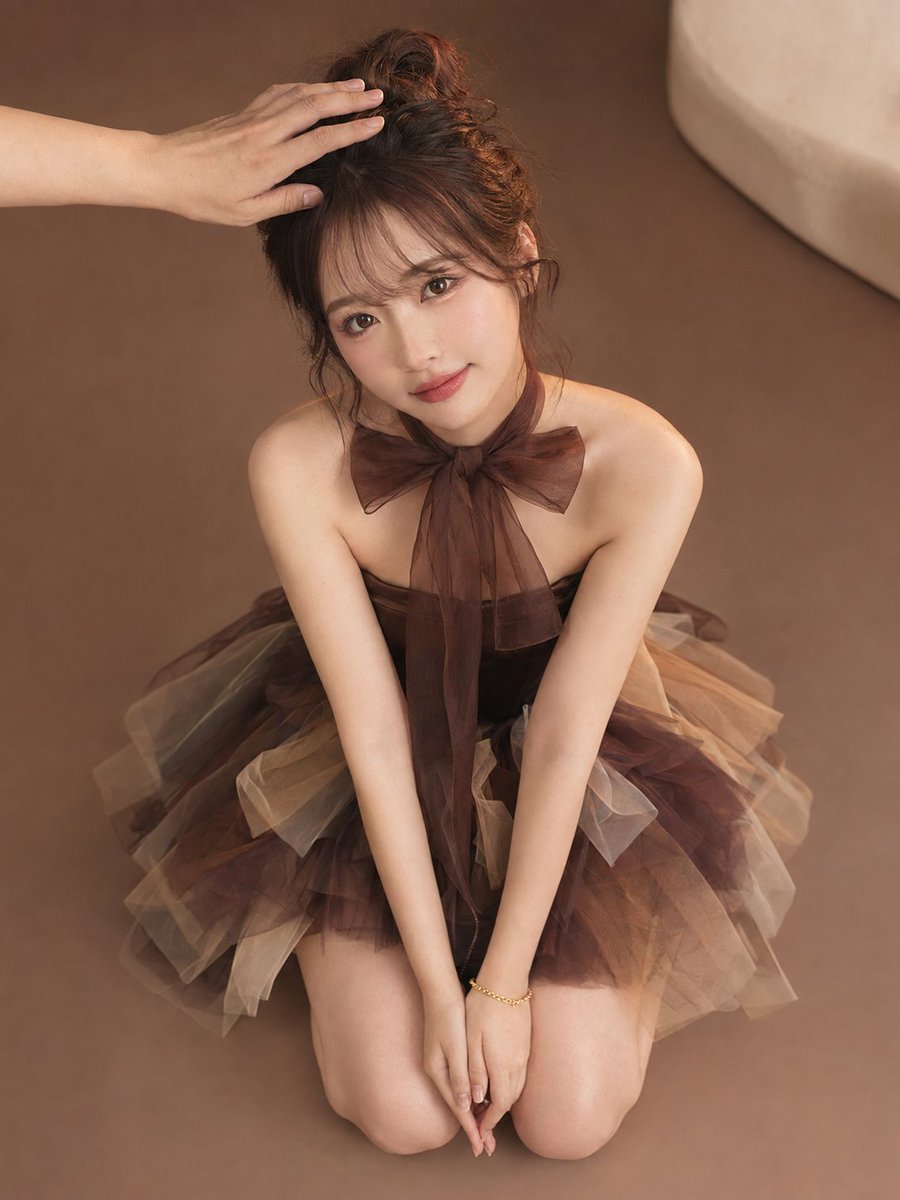 乖，甜宝👶 GPT-image 2 prompt 👇 一张高度写实的 3:4 竖版时尚编辑人像摄影：一位极其美丽的东亚成年女性，二十岁出头，跪在一面温暖的摩卡…