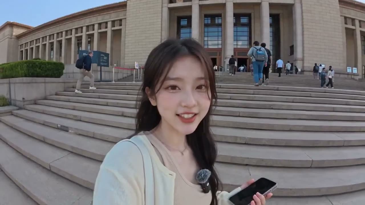 真实风格的智能手机旅行 vlog，主人公为一名 20 岁出头的韩国女性，她第一次参观一座大型博物馆。整段视频必须看起来像是用真正的智能手机随手拍摄的日常画面…