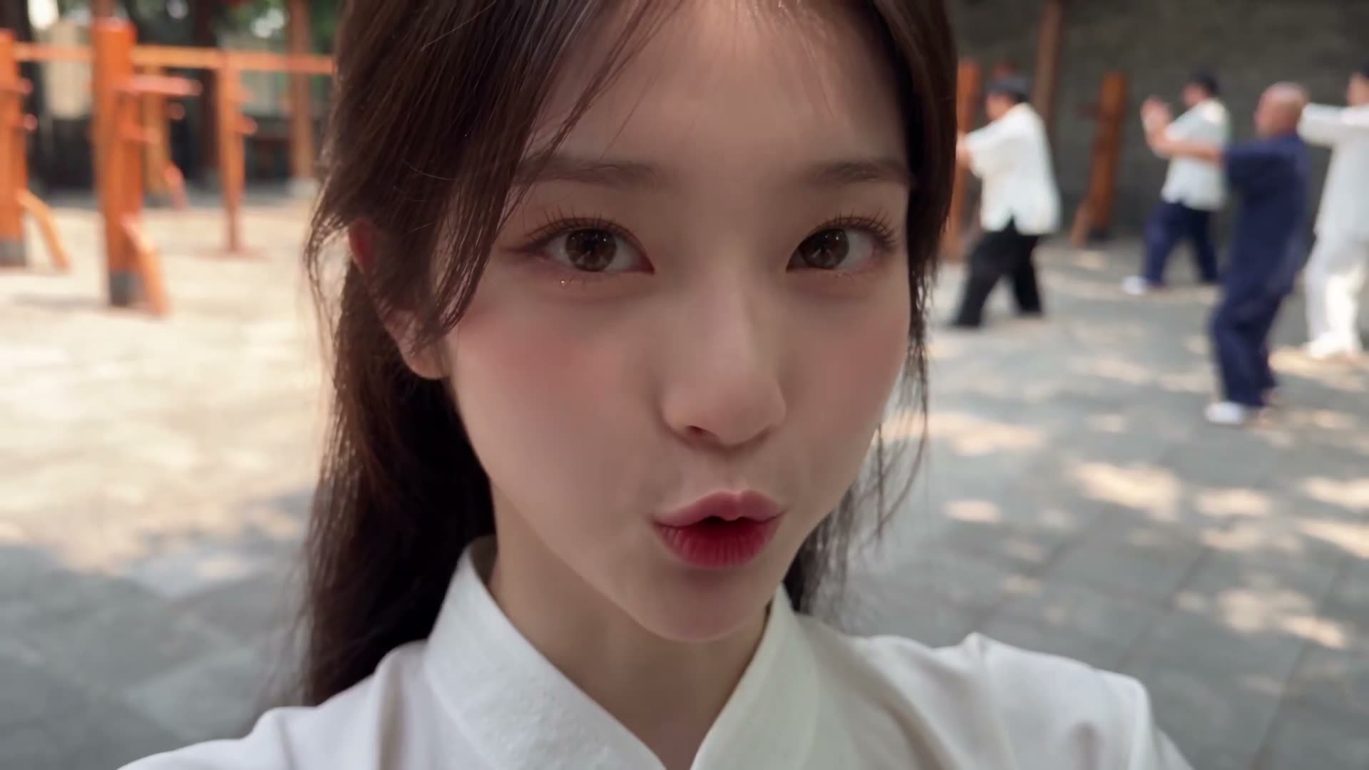 智能手机运动 vlog，记录一位二十出头韩国女性在中国正宗的户外武术训练院落里学习并练习中国传统武术（功夫）的过程。整段视频必须看起来像是真实的随手用手机拍摄…
