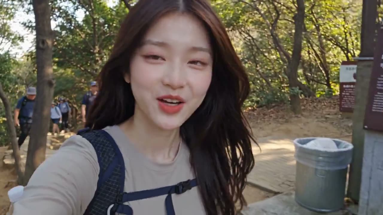 (登山徒步) 极度逼真的智能手机旅行 vlog,内容为一名 20 岁出头的韩国女性首次体验登山徒步冒险。整段视频必须看起来像是用真实智能手机拍摄的日常随性画面…