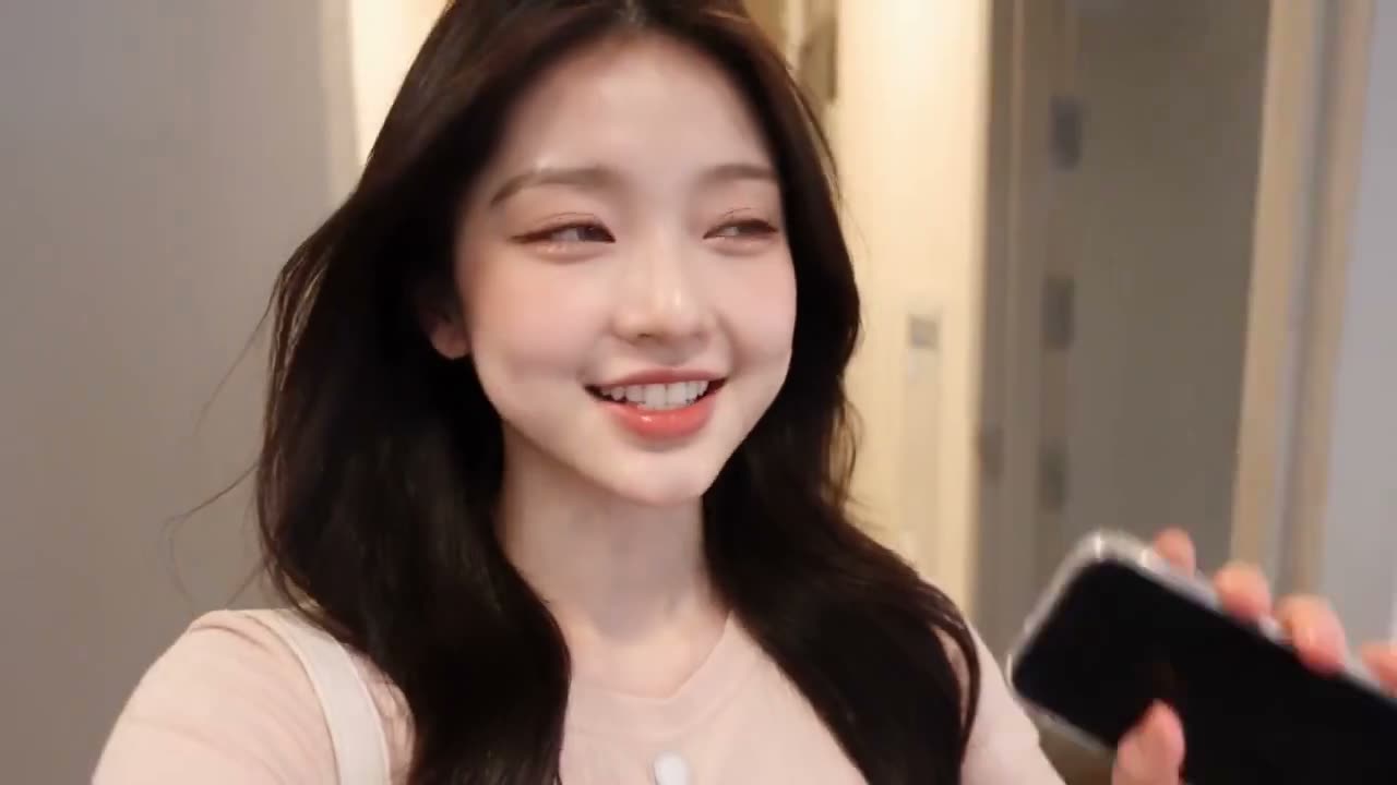 极其逼真的智能手机 vlog 视频，主角为一名 20 岁出头的年轻韩国女性，她参加烹饪课程并第一次从头制作一道传统菜肴。她是韩国人，但在整个视频中全程用自然流…
