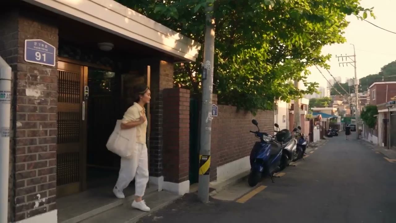 30秒 | 16:9 | 超写实真人实拍 创作一个自然的韩国夏日日常视频,展现一位年轻韩国女性在家度过一个安静的下午,准备一道简单的冰镇水果点心。 参考图像仅…