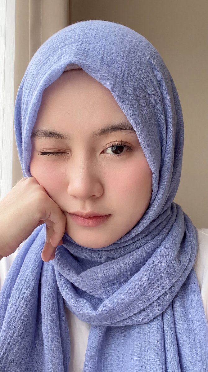 [Nano Banana Pro 提示词] ar 9:16 4K 一张年轻东亚女性的近距离肖像,拥有白皙光滑的瓷器肌肤,佩戴一条柔和的浅淡紫蓝色头巾( hijab ),完全覆盖头…