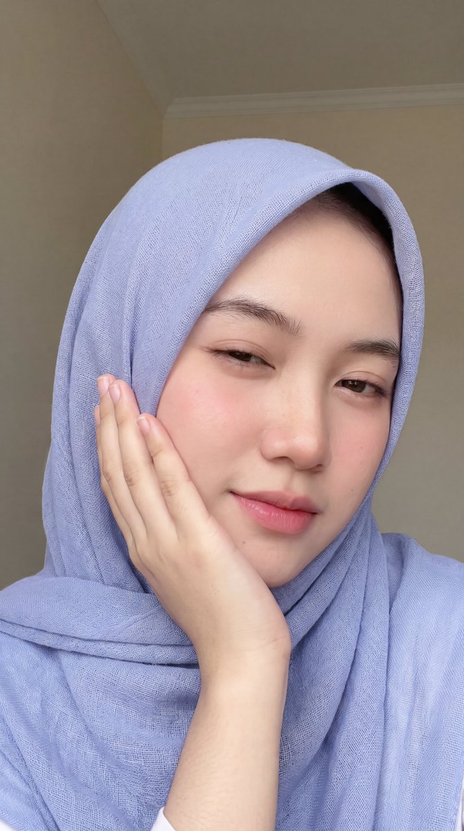 [Nano Banana Pro 提示词] ar 9:16 4K 一张年轻东亚女性的近距离肖像,拥有白皙光滑的瓷器肌肤,佩戴一条柔和的浅淡紫蓝色头巾( hijab ),完全覆盖头…