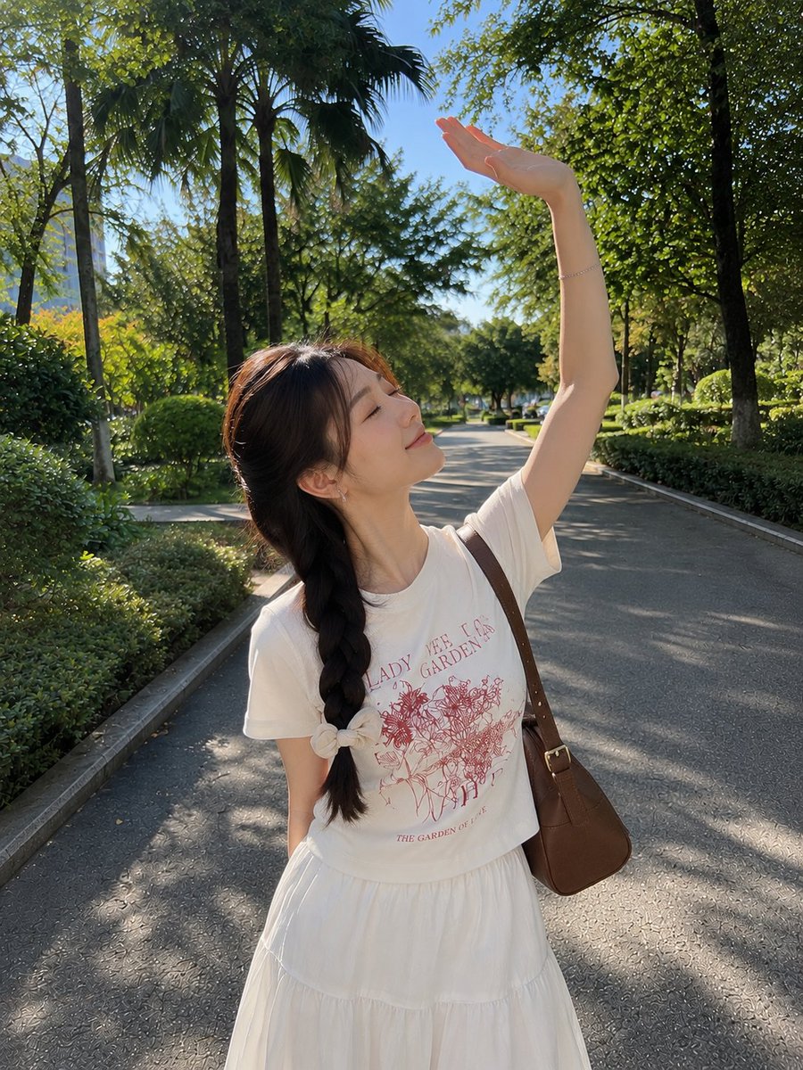 一张照片般逼真的户外生活方式人像，照片中一位年轻女子在一个阳光明媚的日子里沿着一条宁静的林荫公园小径漫步。她有着长长的深色头发，梳成一条整齐的侧边辫子，用一个…