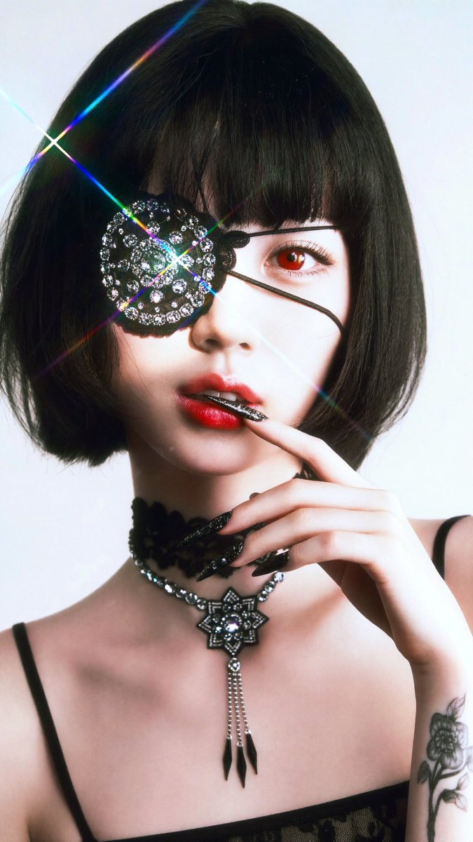 [Higgsfield Soul 2.0 提示词] ar 9:16 2K 一位肤色苍白的年轻女性的特写肖像，留着顺滑的黑色波波头和齐刘海，一只眼睛是鲜艳的红色…