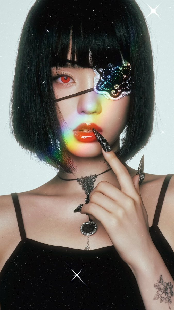 [Higgsfield Soul 2.0 提示词] ar 9:16 2K 一位肤色苍白的年轻女性的特写肖像，留着顺滑的黑色波波头和齐刘海，一只眼睛是鲜艳的红色，另一只眼睛被一只镶…