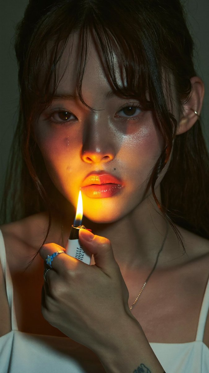 [Higgsfield Soul 2.0 Prompt] ar 9:16 2K 一张照片写实风格的特写电影级肖像：一位20岁出头美丽的年轻东亚女性，留着长而略带波浪状的深棕色头发…