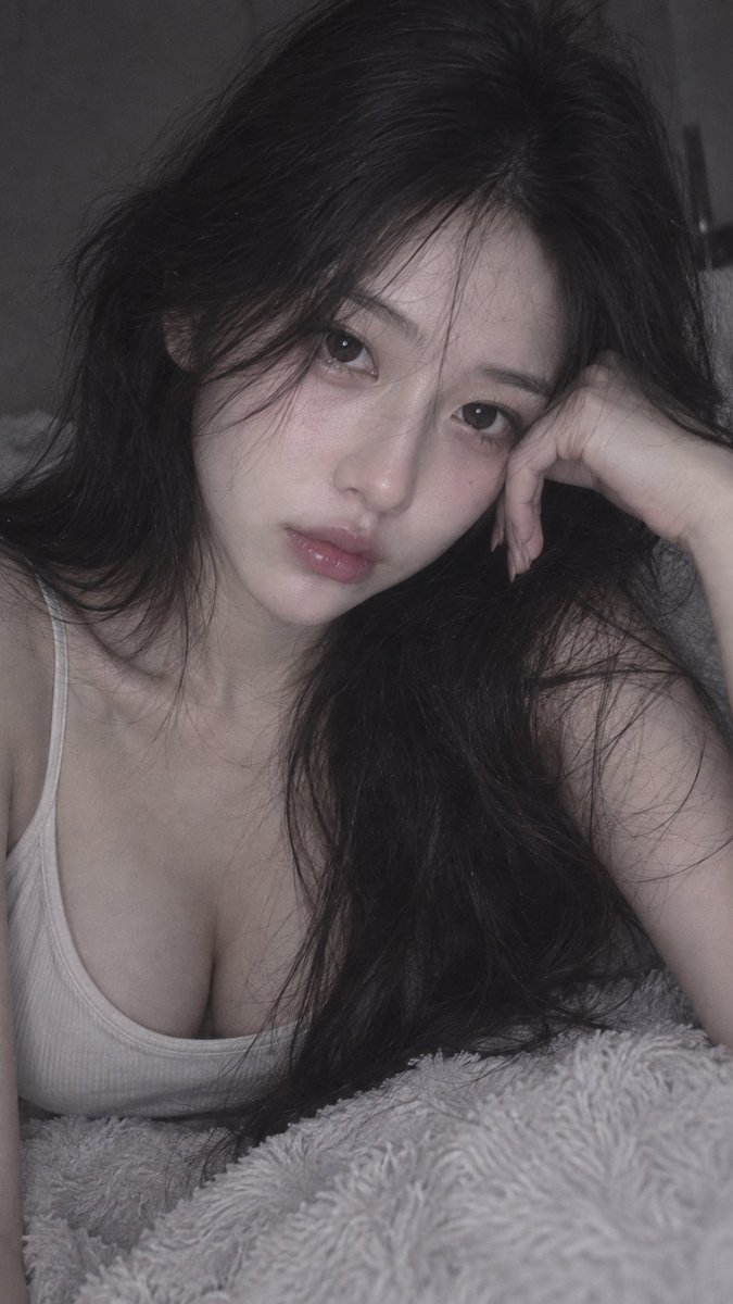 📱 iPhone 前置摄像头随手抓拍，9:16；18–22 岁、明确成年的漂亮东亚女性，约 1.75 米，精致五官，冷白通透肌肤，高挑纤细模特身材，胸部视觉约自然 E 罩杯。深色…