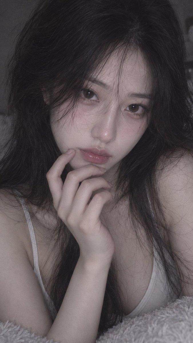 📱 iPhone 前置摄像头随手抓拍，9:16；18–22 岁、明确成年的漂亮东亚女性，约 1.75 米，精致五官，冷白通透肌肤，高挑纤细模特身材，胸部视觉约自然 E 罩杯。深色…