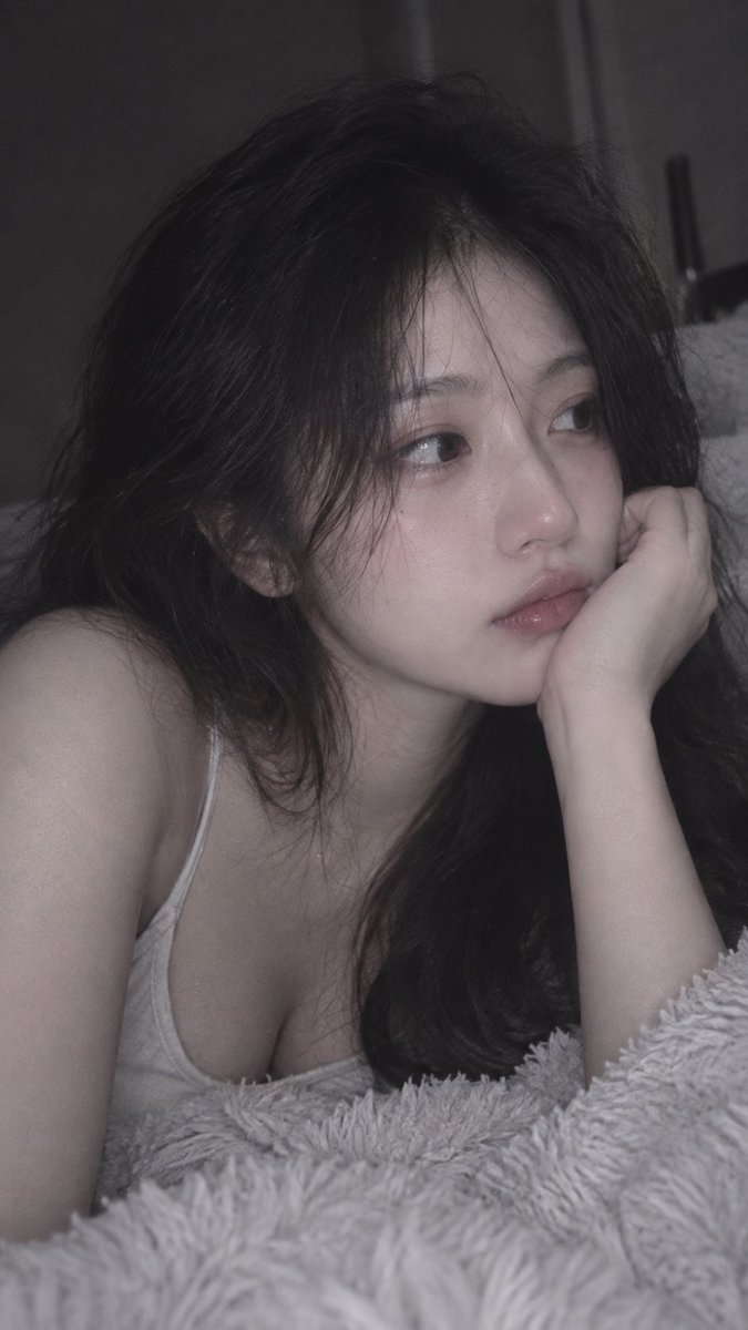 📱 iPhone 前置摄像头随手抓拍，9:16；18–22 岁、明确成年的漂亮东亚女性，约 1.75 米，精致五官，冷白通透肌肤，高挑纤细模特身材，胸部视觉约自然 E 罩杯。深色…
