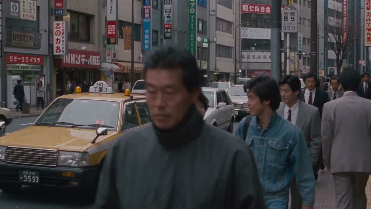 创建一段30秒、16:9、1080p的超写实档案视频，呈现1989年东京的日常街头生活。 整段视频必须看起来像是1989年在东京用一台异常出色的专业摄像机所拍…