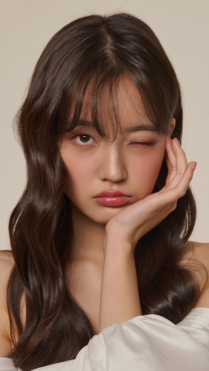 [Higgsfield Soul 2.0 提示词] ar 9:16 2K 一张年轻东亚女性的特写美妆肖像，皮肤白皙光滑，神态柔和、微微嘟嘴。她留着长而略带自然弧度的深棕色直发，发…