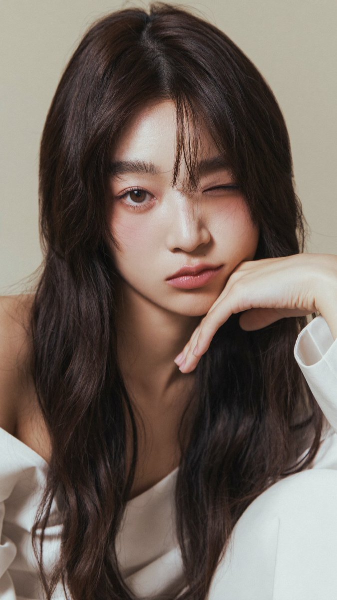 [Higgsfield Soul 2.0 提示词] ar 9:16 2K 一张年轻东亚女性的特写美妆肖像，皮肤白皙光滑，神态柔和、微微嘟嘴。她留着长而略带自然弧度的深棕色直发，发…