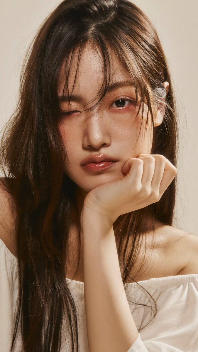 [Higgsfield Soul 2.0 提示词] ar 9:16 2K 一张年轻东亚女性的特写美妆肖像，皮肤白皙光滑，神态柔和、微微嘟嘴。她留着长而略带自然弧度的深棕色直发，发…