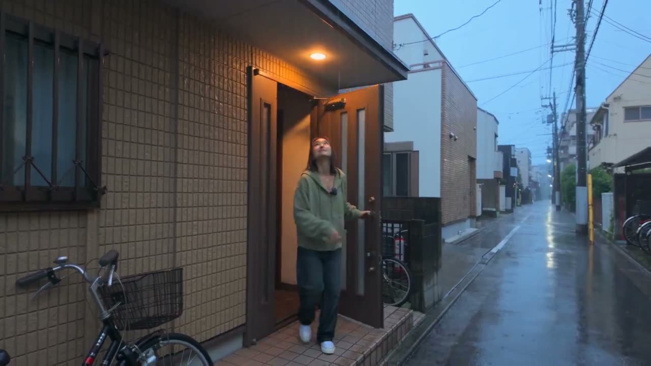 Day 1 —— "雨夜的便利店" 创作一段30秒、16:9、1080p 超写实的个人家庭视频,记录一位年轻日本女性一个普通的雨夜生活。画面应显得自然随性,像…