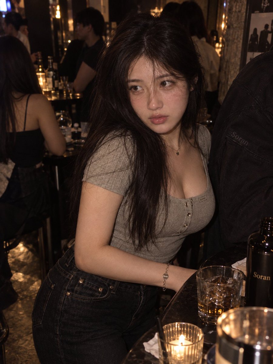 3:4 竖幅，真人写实夜间聚会快照风人像，成年东亚女性位于画面中央偏左，近距离高机位俯拍，摄影机明显高于人物眼睛。人物身体基本正向镜头，头部略微抬起，眼睛自然向上看向高处镜头，形…