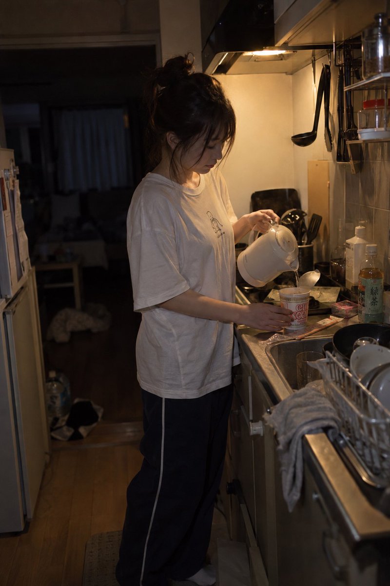 这简直就像真照片一样… 我进一步测试了一下，只要加上【一盏灯】这个条件，这个提示词就会变得相当真实。 我先放一个超级健康的版本… 【一盏灯】 剩下的你们懂吧？…