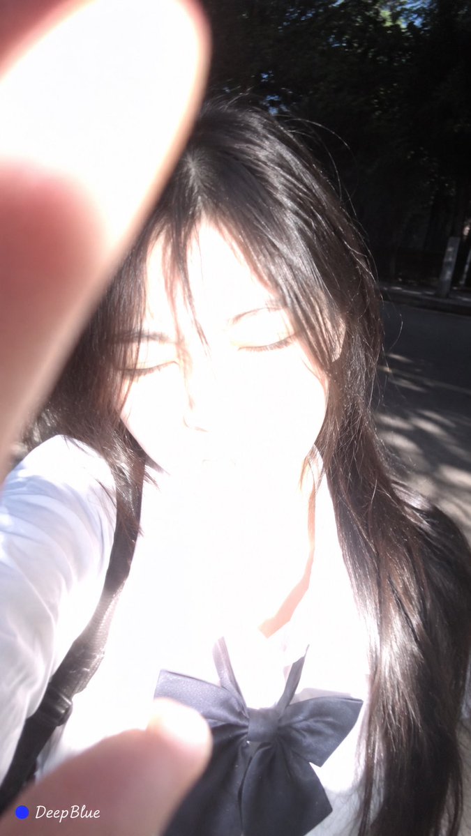 严重曝光过度 × 高光大面积溢出 × 局部高光完全剪裁 × 五官细节局部消失 × iPhone原相机自拍 × jk制服女友 https://t.co/O318…