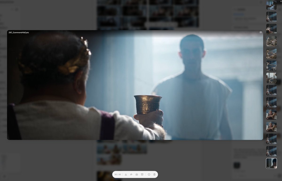 以下是上述视频的完整 Seedance 2.5 提示词: SCENE CONTEXT 一场盛宴后的帝国罗马内室。克劳狄乌斯皇帝坐在卧榻边缘,向他的食物试毒官伸…