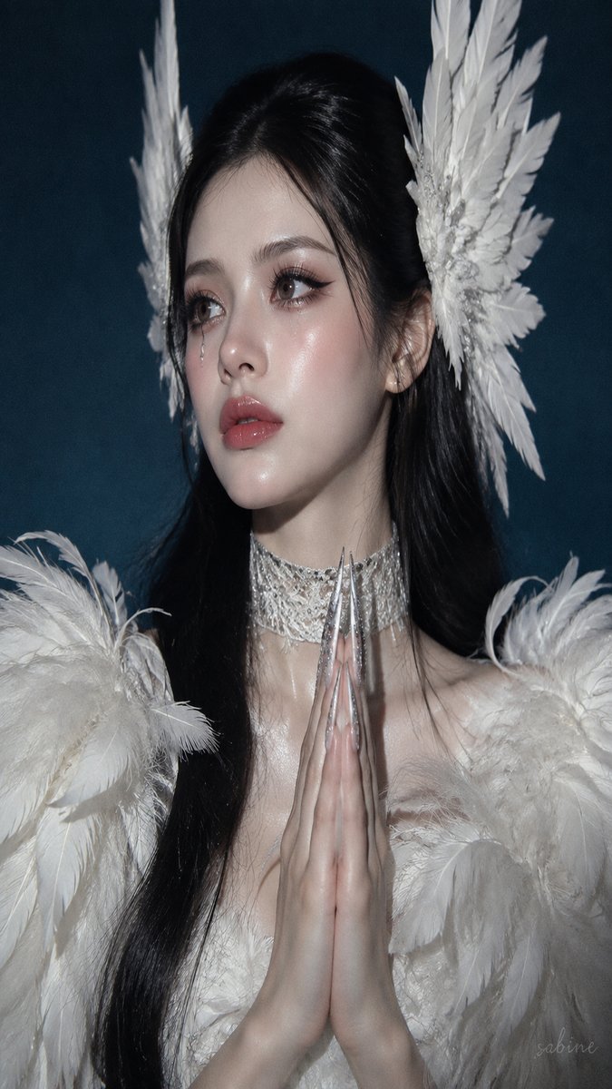 超现实主义高级时装天使肖像,一位年轻女性,构图与造型高度贴合参考。她身着一袭华丽夸张的白色羽毛高定礼服,肩部羽毛蓬松丰盈,胸前与领口层层叠覆柔软白色羽毛,并搭配一条精致的银色刺绣…