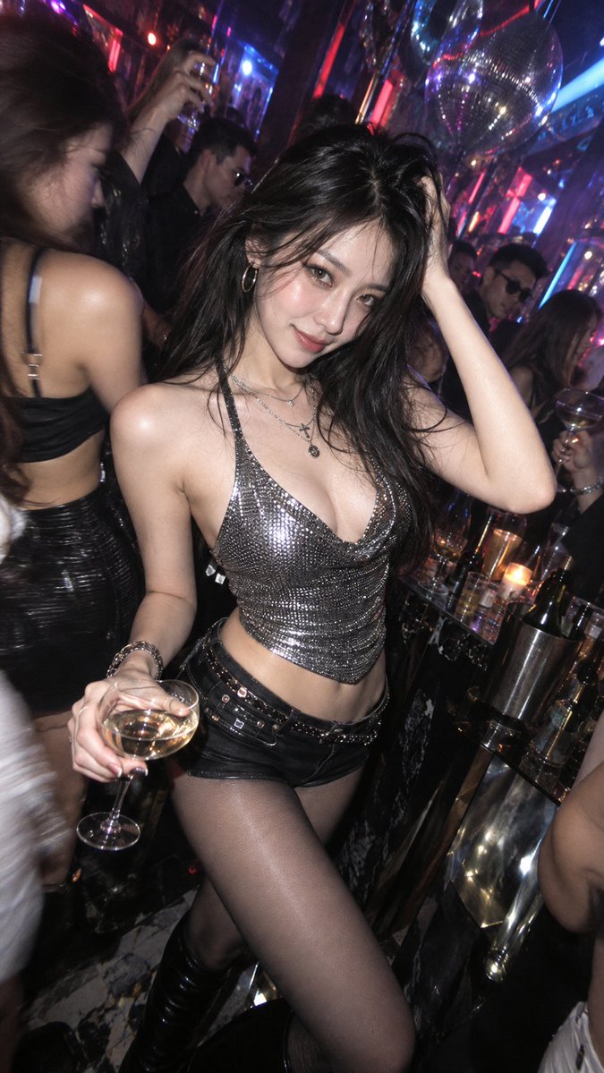9:16 竖构图、超写实电影感夜生活摄影，画面中心是一位二十五六岁、明显成年的韩国女性，位于霓虹灯泛滥、混乱的首尔夜店内，呈现一种失控的 2000 年代初名人…