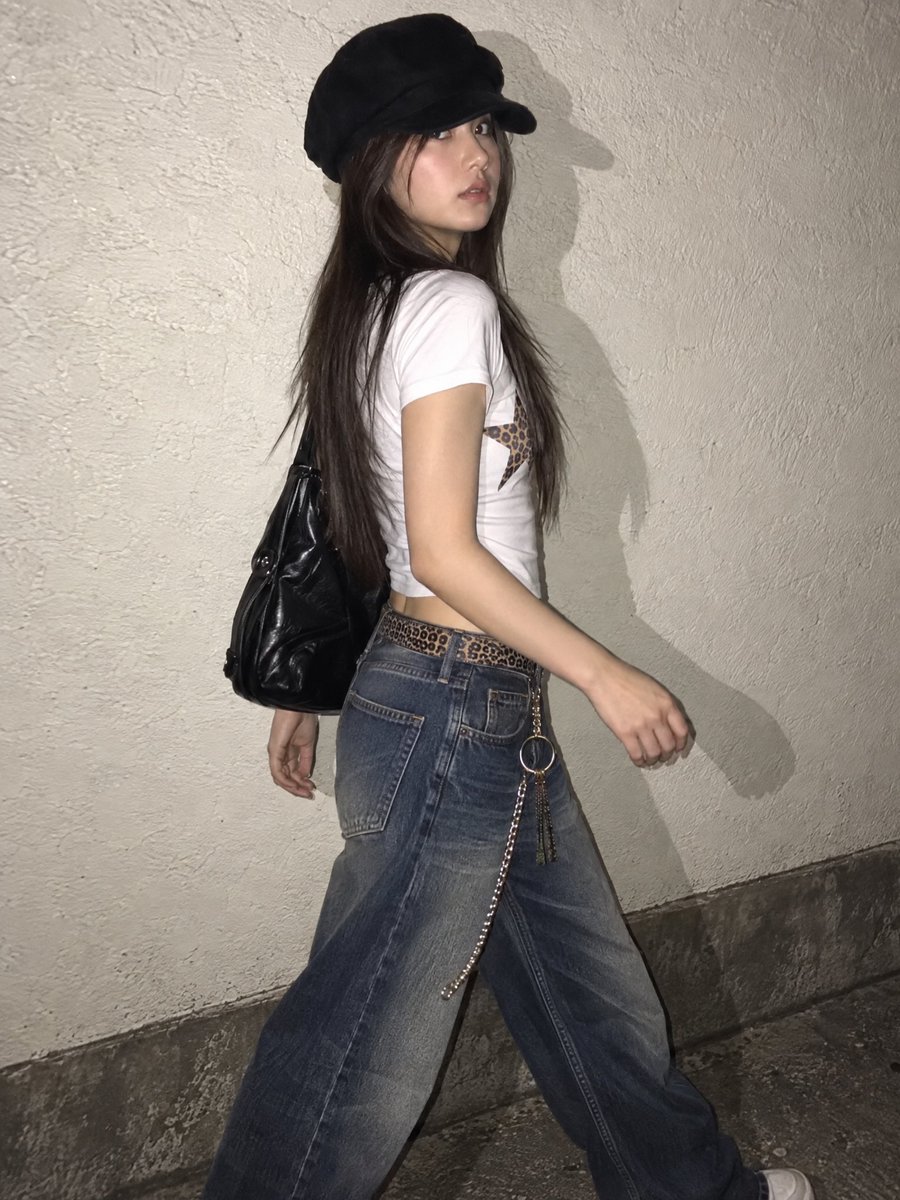 GPT image 2.5 Sunburst 在 flovaai 上 Prompt 超写实自然智能手机照片,竖版 3:4,千禧年 Y2K 街头风格时尚人像,一…