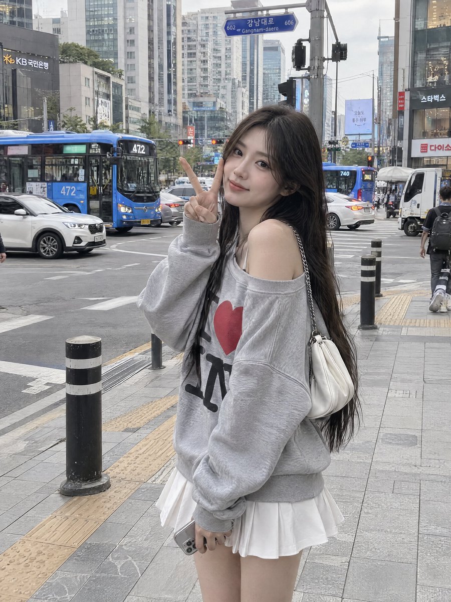一张照片写实风格的抓拍街拍时尚肖像照,一位年轻女子站在一座大型城市十字路口繁忙的城市人行道上。她有一头非常长、直、深棕色的头发,垂顺地披在背上,柔和的发丝轻拂…
