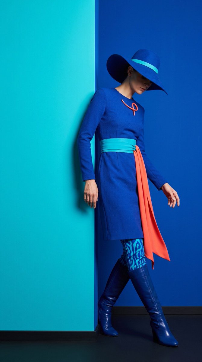 {\n\n "aspect_ratio": "9:16",\n\n "image_type": "high-fashion editorial photography",\n\n…