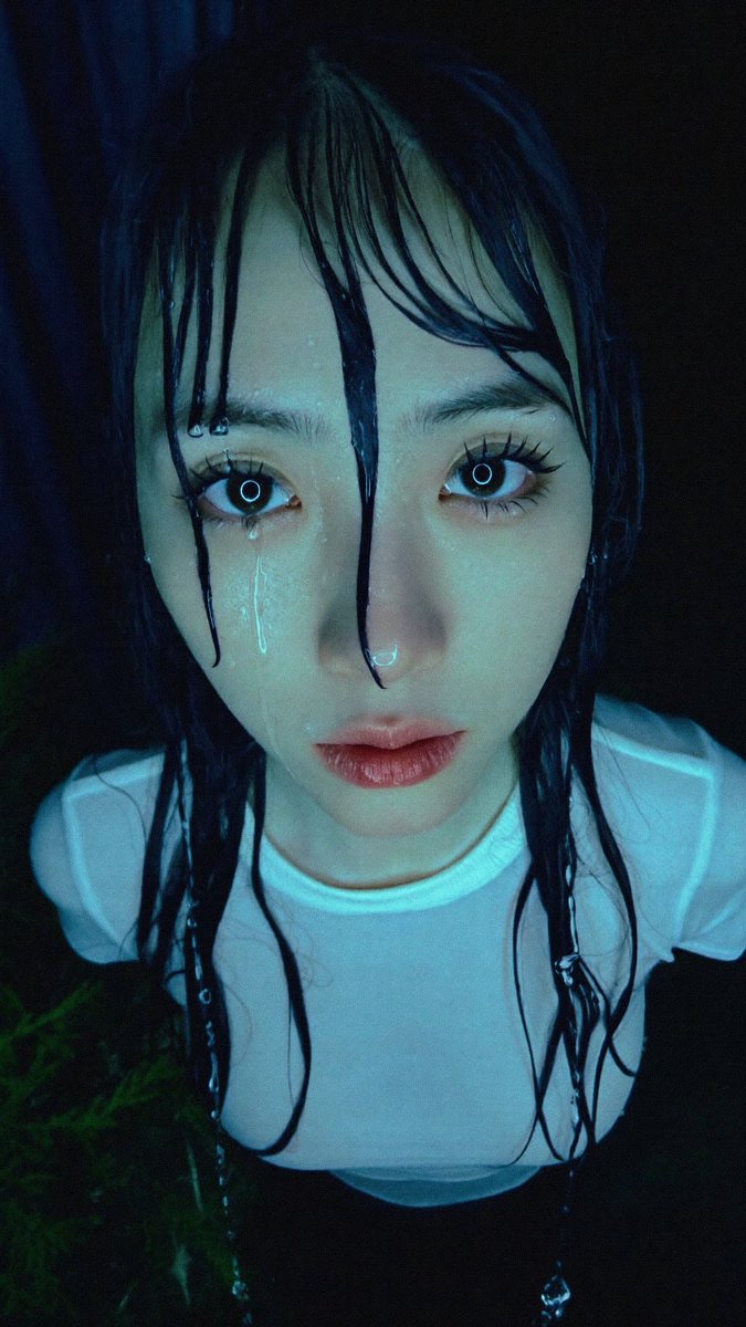 [Higgsfield Soul 2.0 提示词] ar 9:16 2K 一位年轻东亚女性的近距离高角度肖像,直接抬头望向镜头,湿漉漉的黑色头发贴在额头和脸颊…