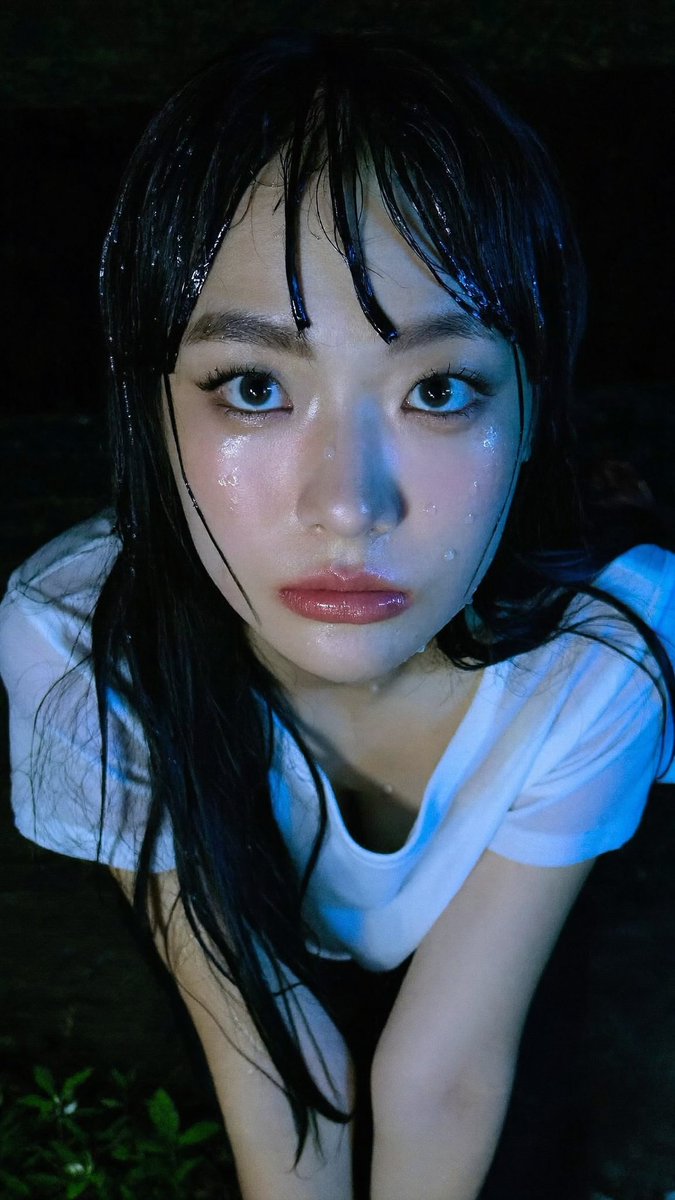 [Higgsfield Soul 2.0 提示词] ar 9:16 2K 一位年轻东亚女性的近距离高角度肖像,直接抬头望向镜头,湿漉漉的黑色头发贴在额头和脸颊上,水滴顺着流下,皮…