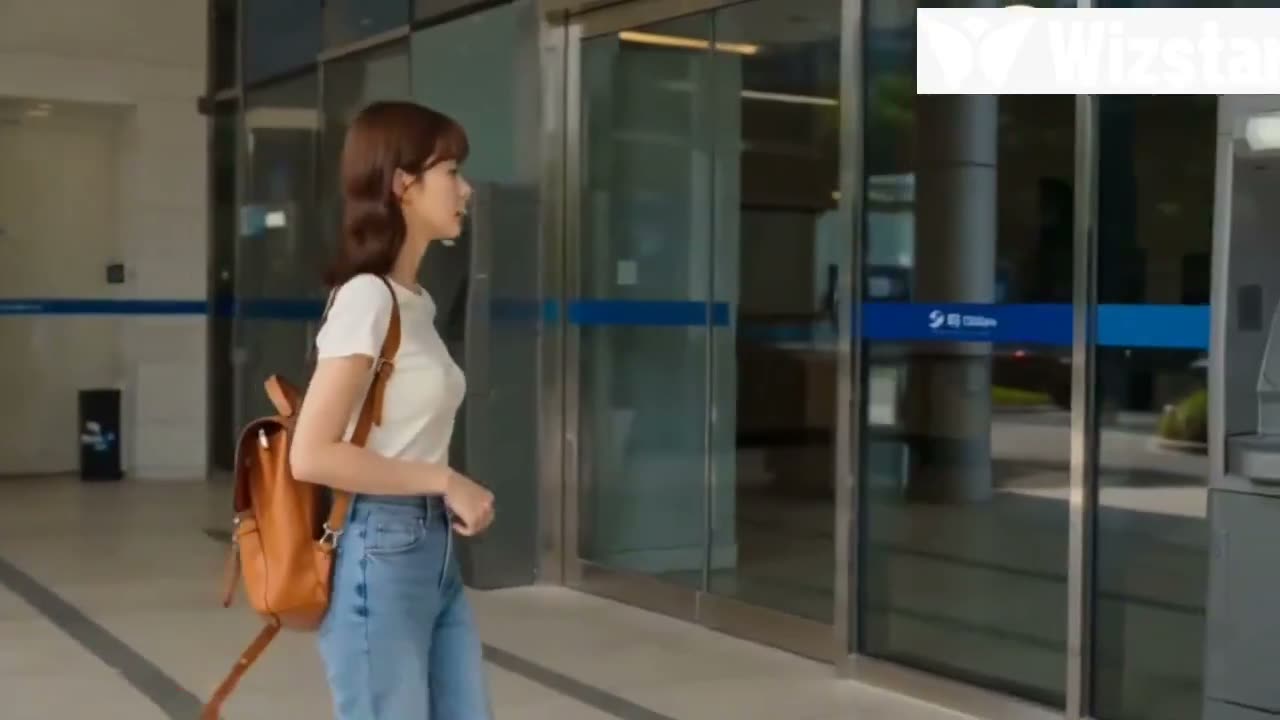 一位身穿休闲现代服装的年轻女子走进一家干净、真实的银行,走向自动取款机。0–4秒:她插入银行卡,输入密码,取出现金。4–8秒:她迅速收好钱,离开ATM,朝银行…