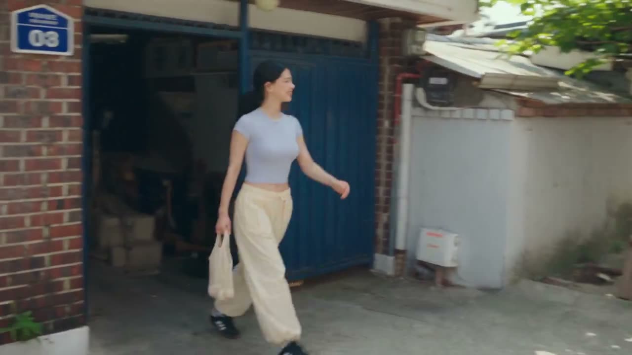 制作一段30秒、1080p超写实的2000年代初DV家庭视频，内容为一位年轻的韩国女性在首尔一个老街区度过一个轻松的周六下午。 年轻韩国女性，20岁出头，自然…
