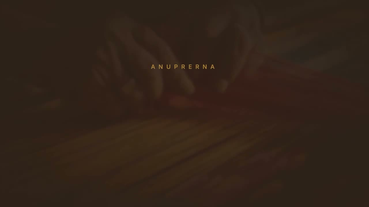 为 https://anuprerna.com 制作一段专业的解说视频，面向首次访问该网站的访客。