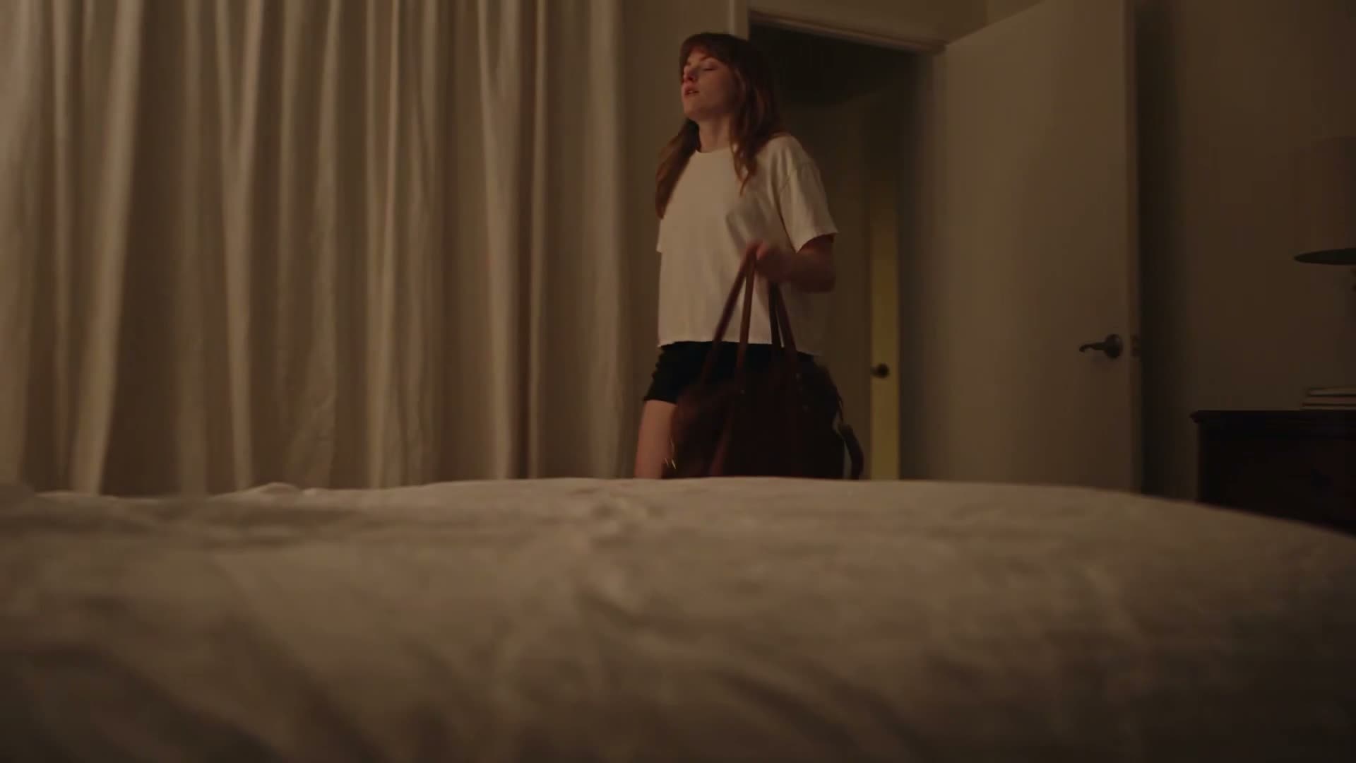 创作一段简短的电影感、幽默的生活方式短视频，讲述一位年轻女性因为终于在下班后有了属于自己的时间而拒绝睡觉的故事。 场景 1 — 下班之后 深夜。一位疲惫的年轻…
