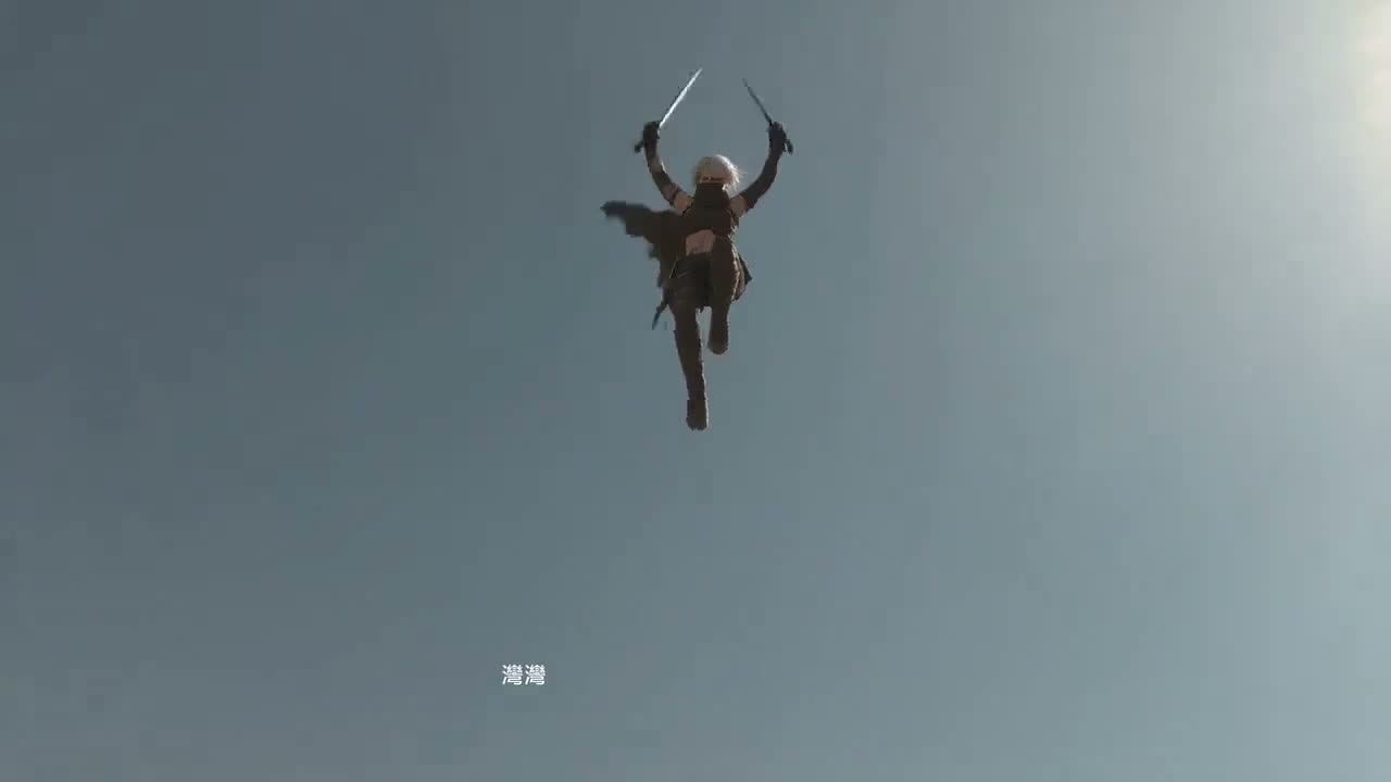 制作一段2分37秒的超写实电影级黑暗奇幻战斗场面,内容为一位银发女战士在无尽沙漠中与一名高大恐怖的黑色铠甲剑士展开激战。 角色一致性 女战士:一位年轻、体态健…