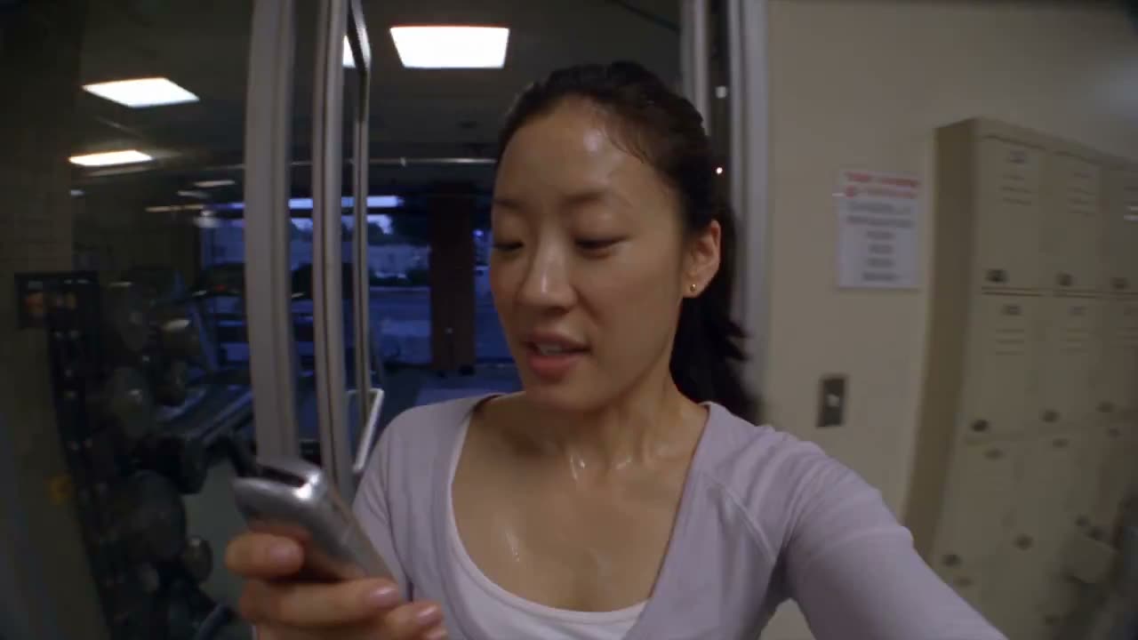 现实感早期2000年代DV数码摄像机健身房Vlog，主角为CHASE，一位20多岁的韩国女性，在她晚间随意造访社区健身房期间拍摄。画面应感觉像是自发的个人视频…