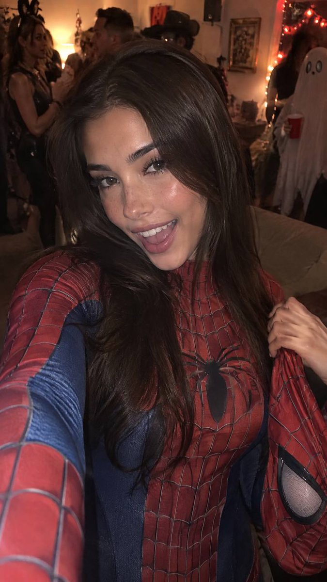 {"input":"{"aspect_ratio":"9:16","prompt":"一张真实的竖版智能手机照片：歌手 Madison Beer 在朋友家的万…