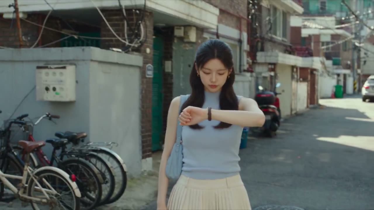 制作一段30秒、1080p、超写实的2000年代初期消费级DV家庭视频,场景为韩国首尔一处普通的旧住宅区,时间为暖夏的午后。 角色: 一位天生美丽的韩国成年女…