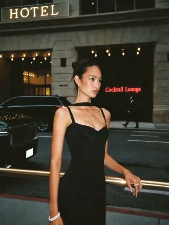摄影与电影摄影 超写实的女士晚间时尚摄影，画面中是一位二十五六岁的美丽女性，身材纤细优雅，深色头发梳成顺滑的低髻，面部轮廓精致如模特，妆容精致而自然。夜间拍摄…