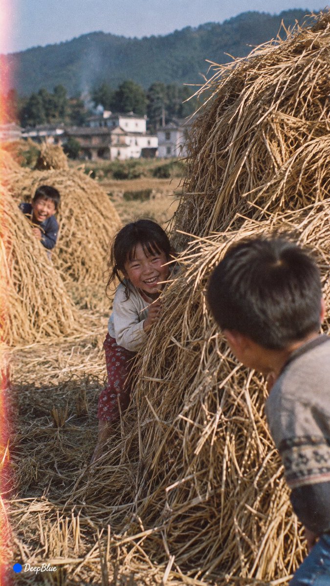 90s中国家庭生活照 × 乡野童年生活 × 135胶片 × 【童年行为】 说明： 以90年代中国普通家庭记录孩子生活的照片为视觉语境，像家人随手拍下的一瞬间。人物自然玩耍、动作随…