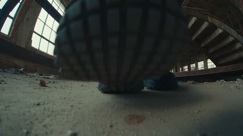 场景理解 一段在破败工业建筑内部拍摄的原始地下街头服饰表演短片。表演者本人不会发生身体上的变形；而是空间、构图、距离以及他们之间的视觉主导关系在持续演变。 短…