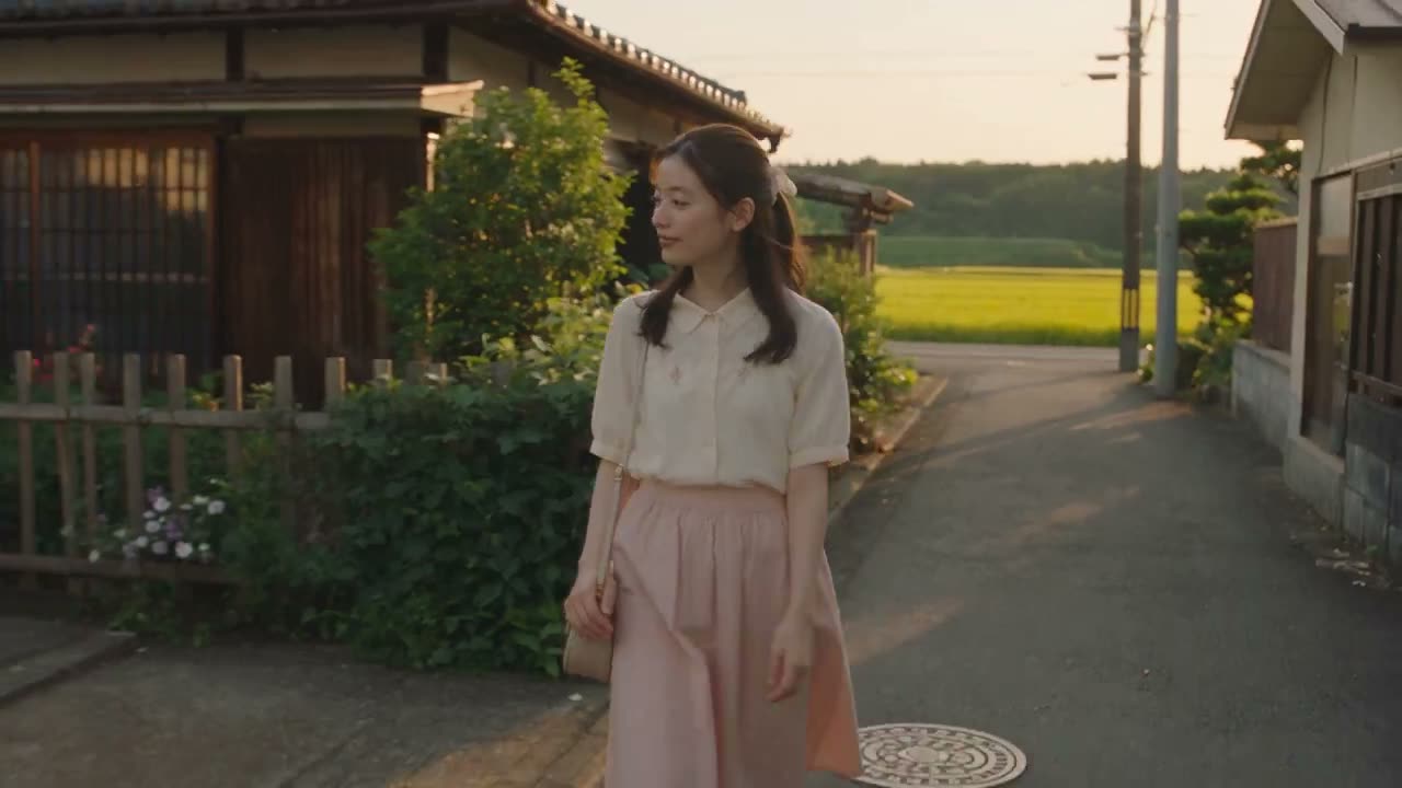 制作一段30秒的超写实日本乡村生活家庭视频，跟随一位年轻日本女性在宁静的午后散步。一只鸡突然从木门逃出，将她安静的散步变成与当地农夫的意外追逐。 使用真实的手…