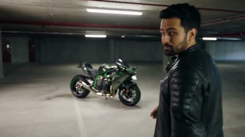 制作一段30秒的超写实UGC风格川崎Ninja H2R宣传视频。视频应像由一位自信的摩托车创作者拍摄的原创素材，同时保持高端的电影级画质。 场景1，0–5秒…